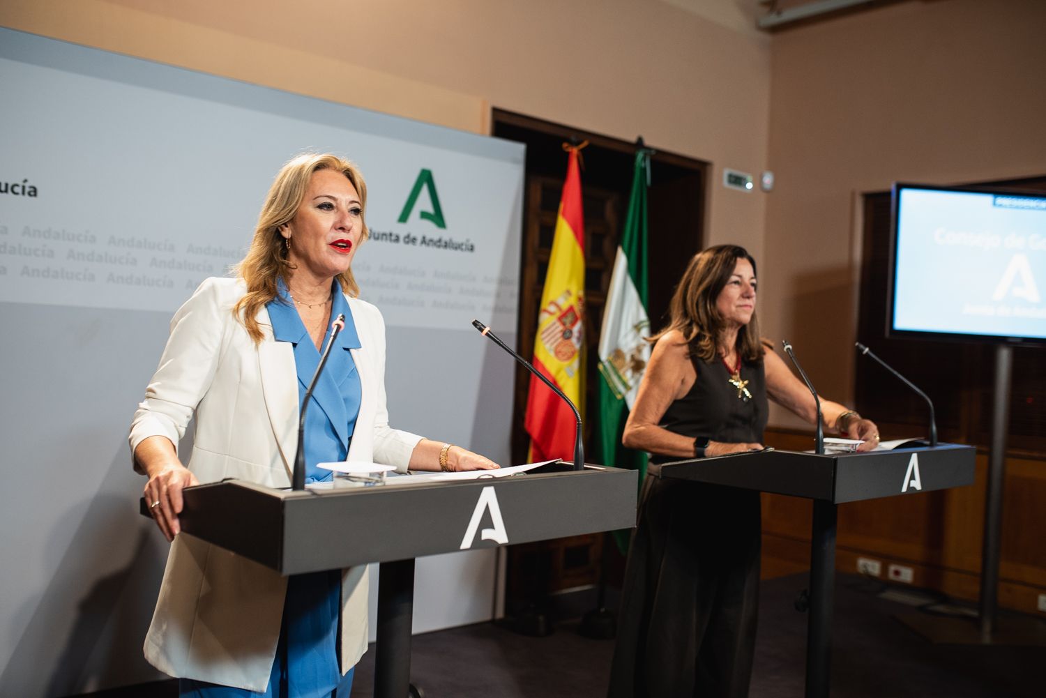 Un momento de la rueda de prensa de la Junta, con la consejera de Educación a la derecha, que ha anunciado los refuerzos docentes.