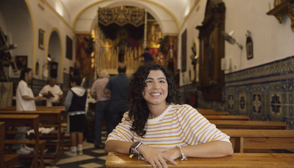 La secretaria de la hermandad en el interior de la capilla.