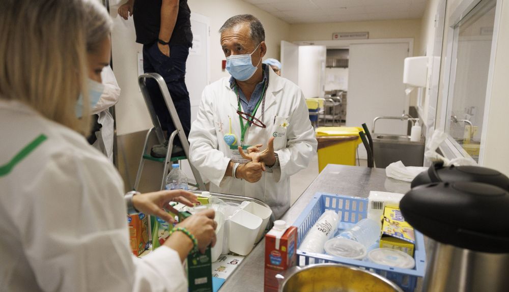 Dos voluntarios de la Asociación española contra el cáncer. 