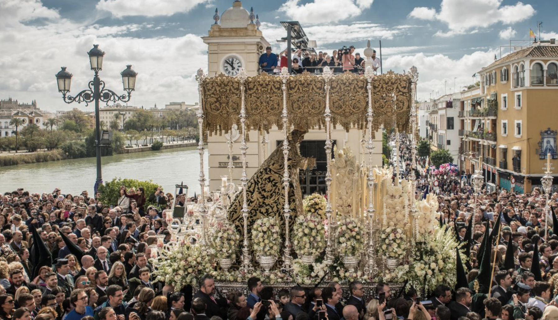 La Esperanza de Triana, en una procesión en el pasado, cruzando el río en Sevilla.