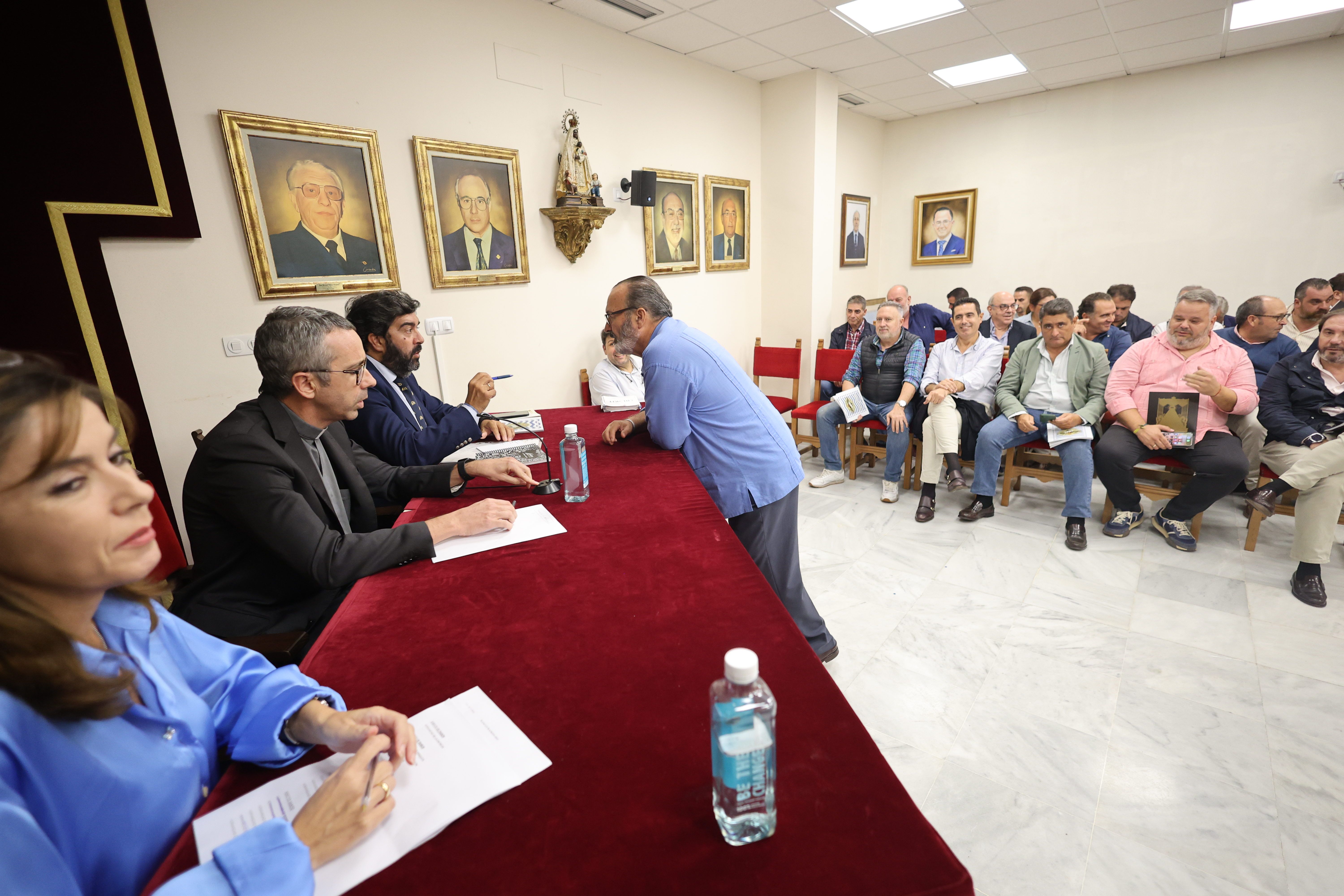 Hasta el miércoles. La mesa presidencial y los hermanos mayores antes del inicio de la reunión.