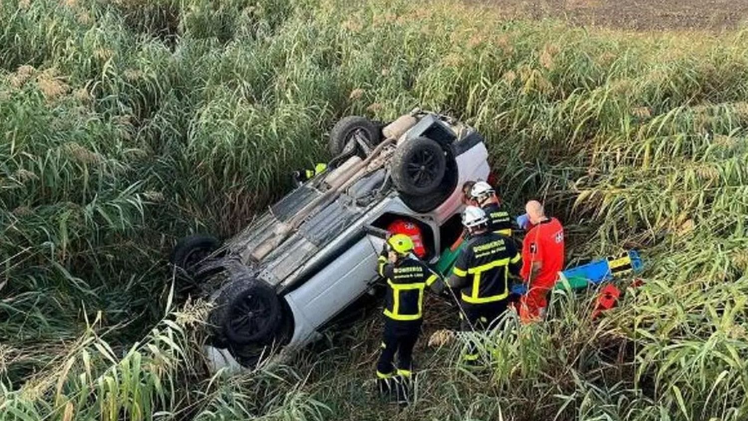 El coche accidentado que ha volcado en Gibalbín.