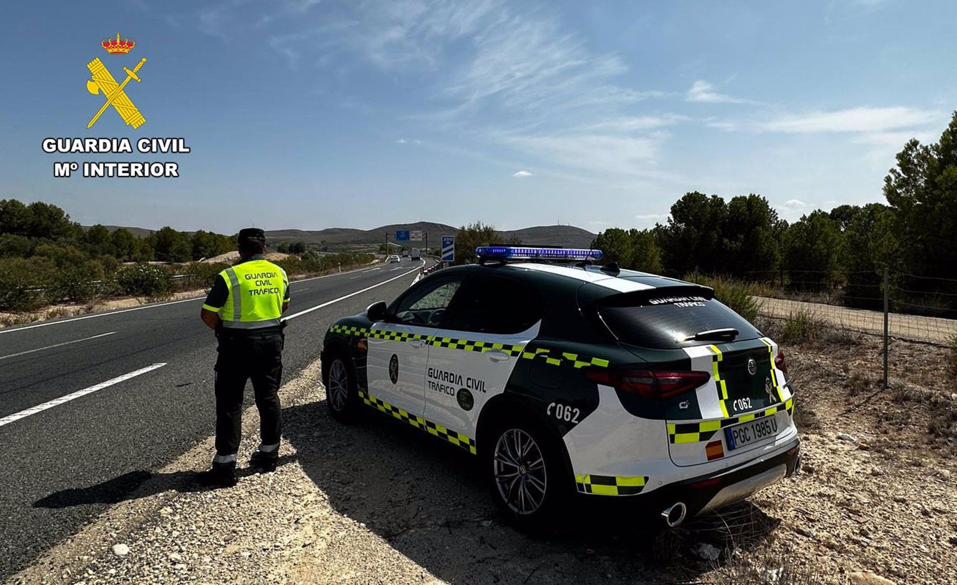 La Guardia Civil en una carretera de la provincia de Cádiz. El accidente ha tenido lugar en Ubrique.