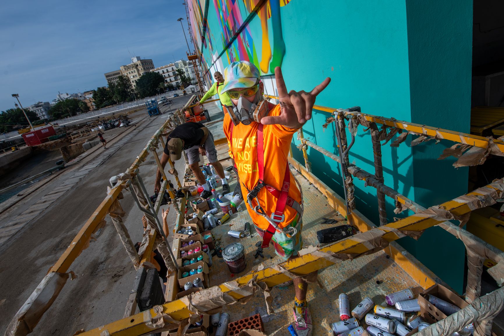 Okudart, en pleno trabajo en el mural en el Puerto de Cádiz.