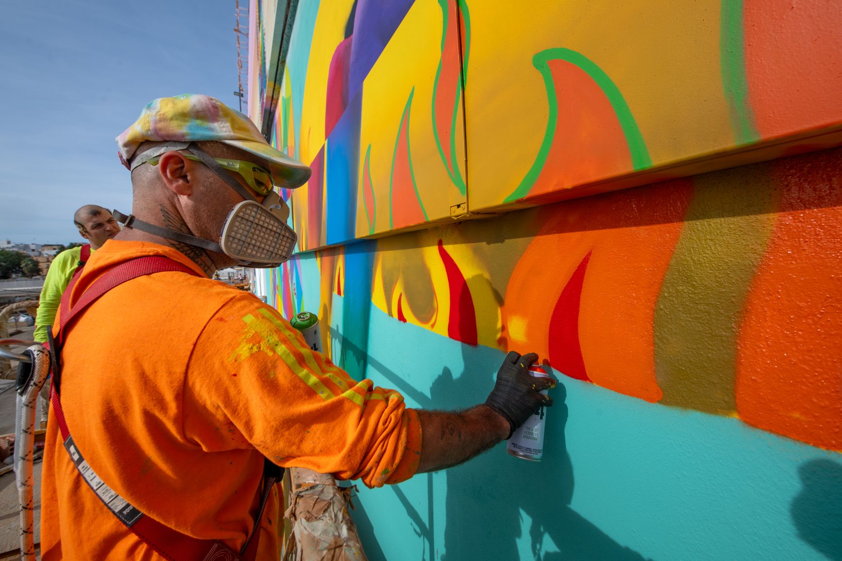 El mural de Okuda San Miguel en el Muelle de Cádiz.