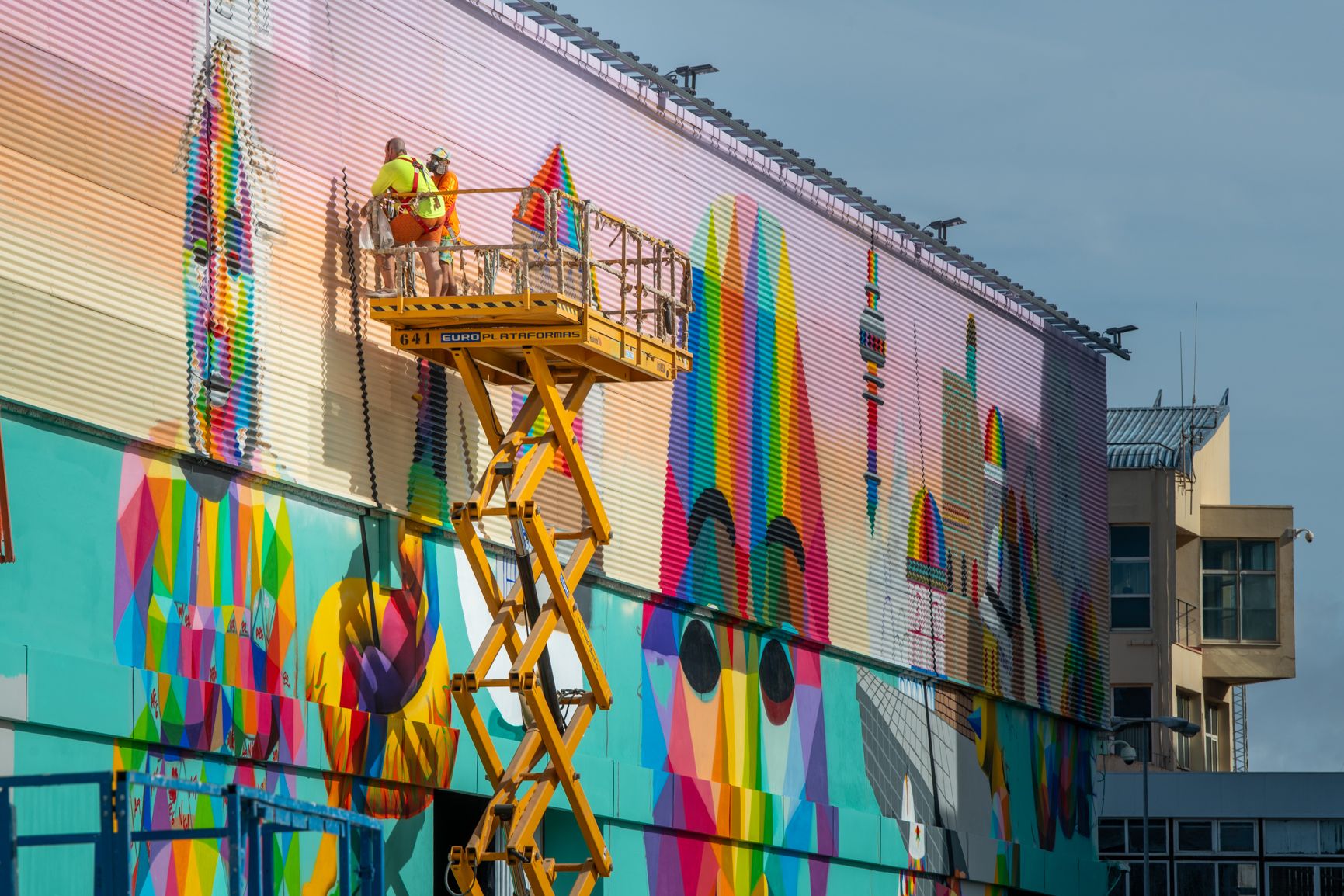 El mural de Okuda San Miguel en el Muelle de Cádiz.