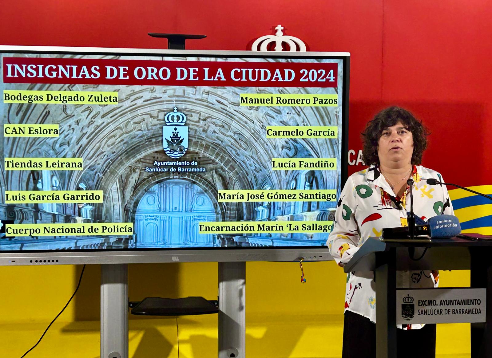 La alcaldesa de Sanlúcar dando a conocer las Insignias de Oro 2024.