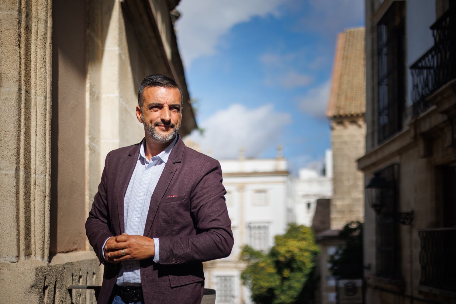 José Antonio Díaz, portavoz del grupo municipal socialista, en el balcón del grupo, en la plaza de la Yerba.