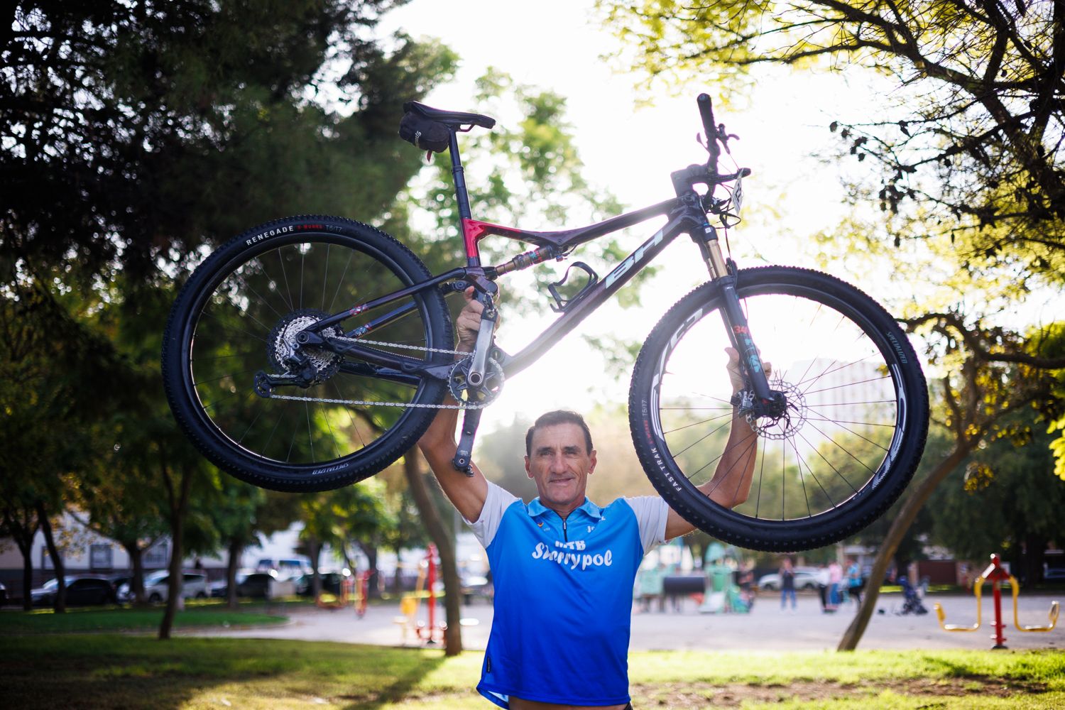 Sherrypol, una aval de excelencia. Fran Medina con su bici de montaña al terminar de entrenar.