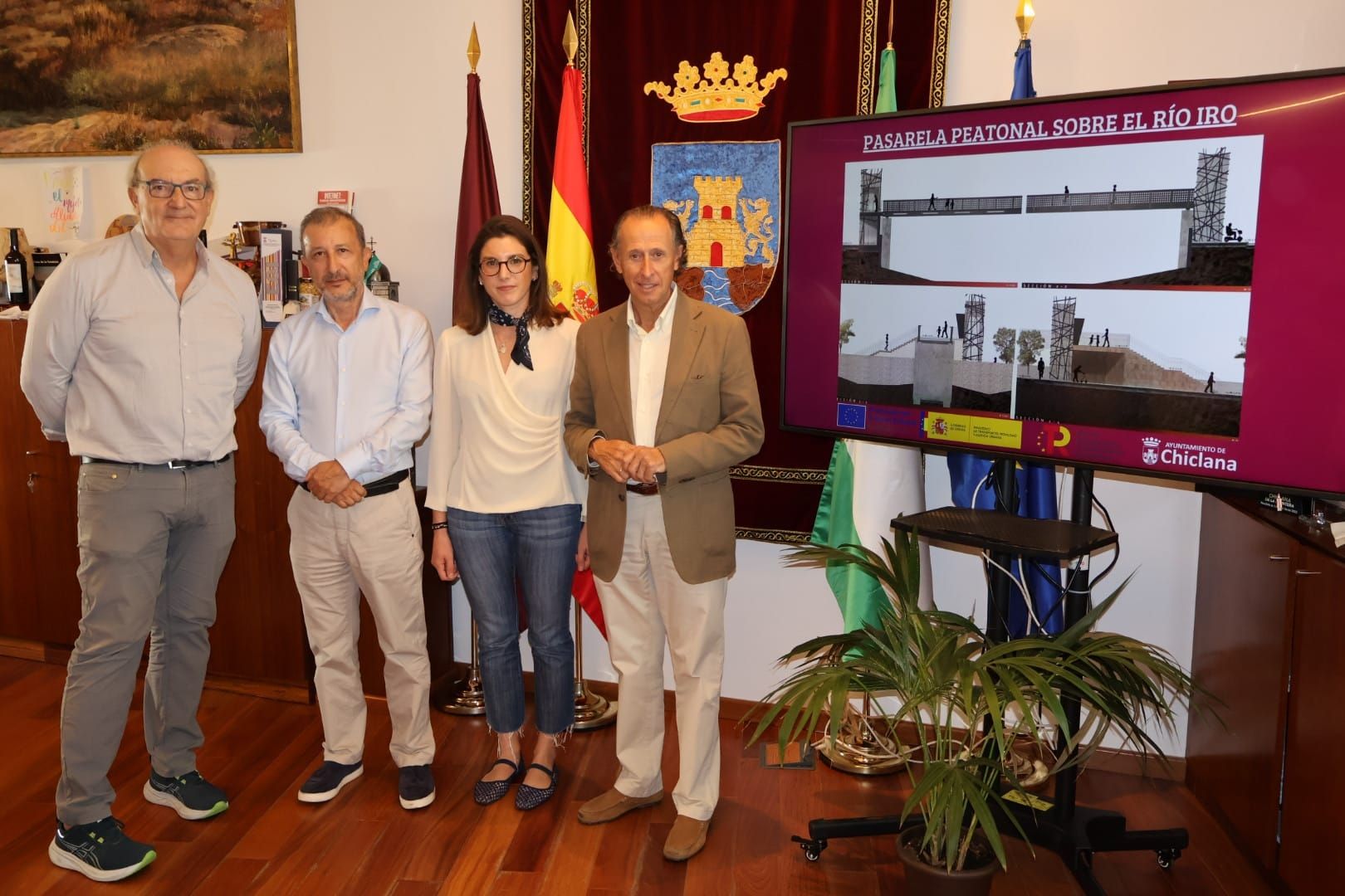 El alcalde y técnicos municipales en la presentación del proyecto de la pasarela.