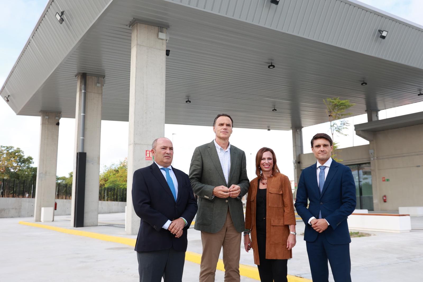 La consejera en la visita a la estación autobuses de Lebrija.