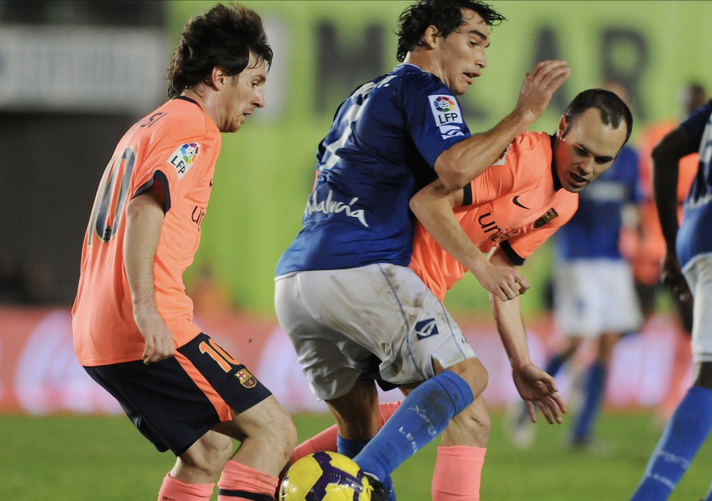 Andrés Iniesta y un tal Messi tratan de robarle un balón a Francis, jugador por entonces del Xerez CD.