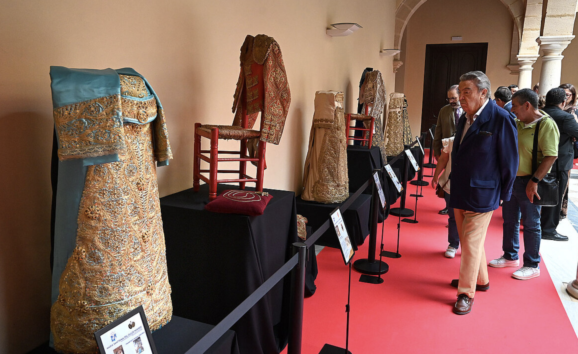 Algunas de las sayas de la exposición que ha sido clausurada por las "previsiones de lluvia".