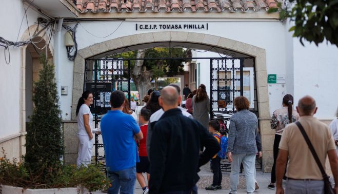 Un grupo de padres y madres a la entrada del CEIP Tomasa Pinilla.