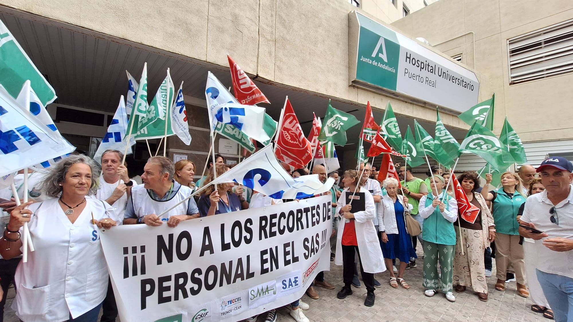 La concentración a las puertas del Hospital de Puerto Real.