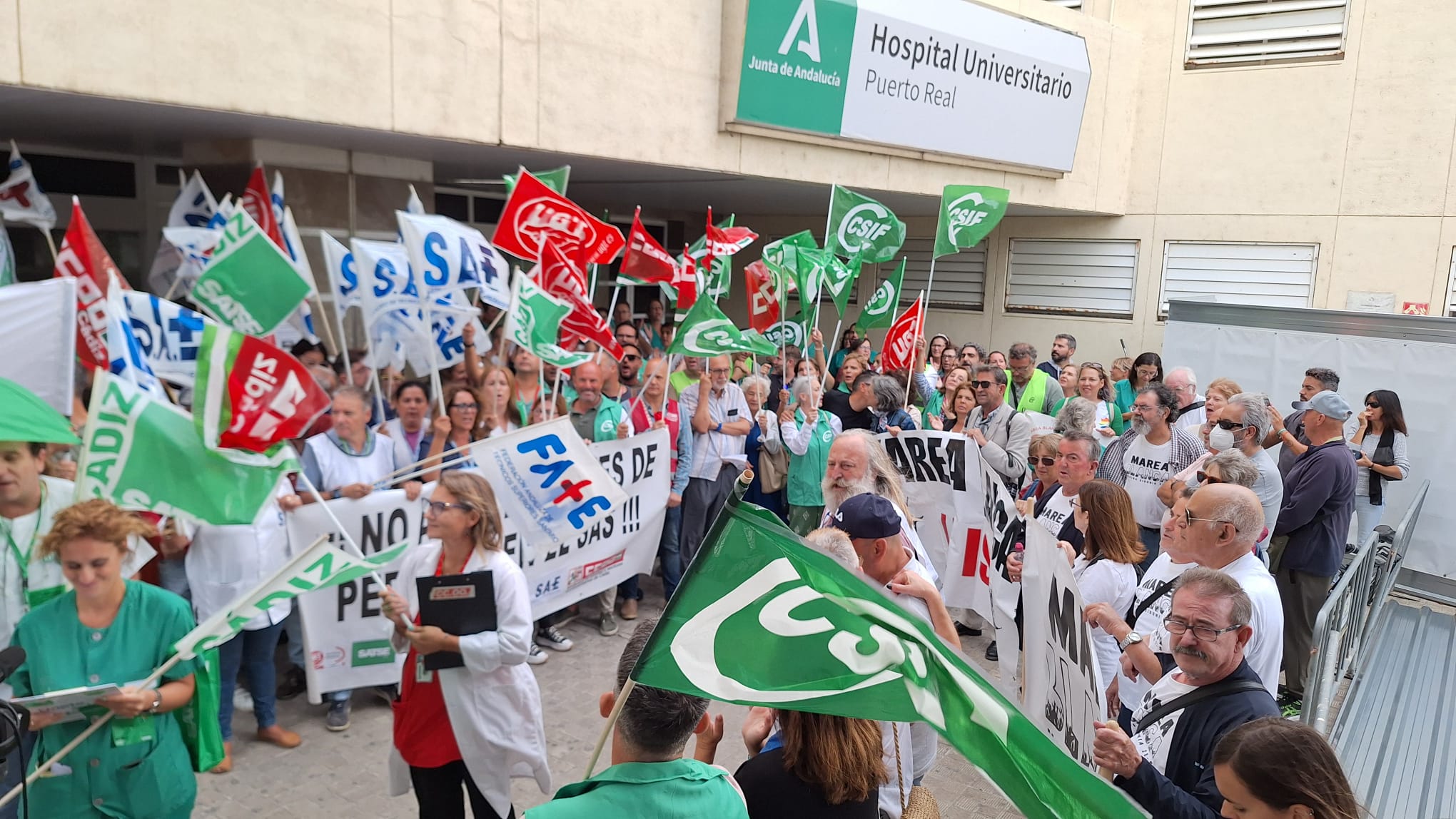 Todos los sindicatos, concentrados en el Hospital de Puerto Real.