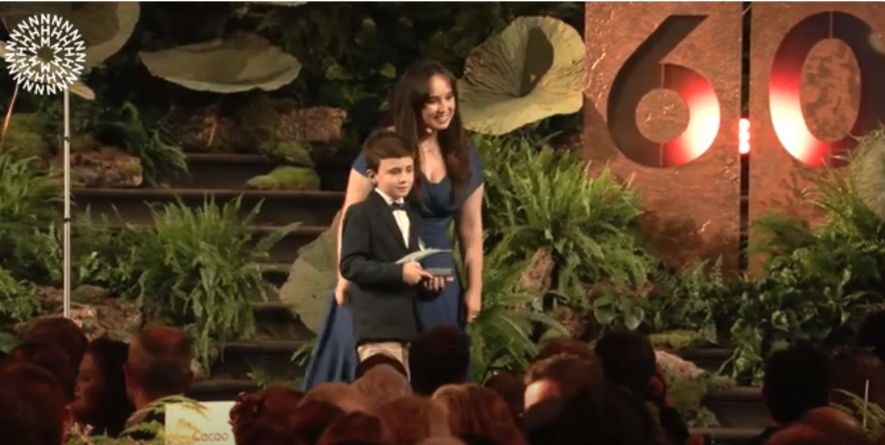 Alberto Román, de tan solo 9 años, recogiendo el premio este martes en Londres.