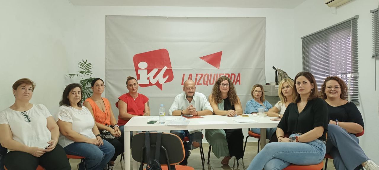 Limpiadoras tras la reunión con Izquierda Unida Jerez.