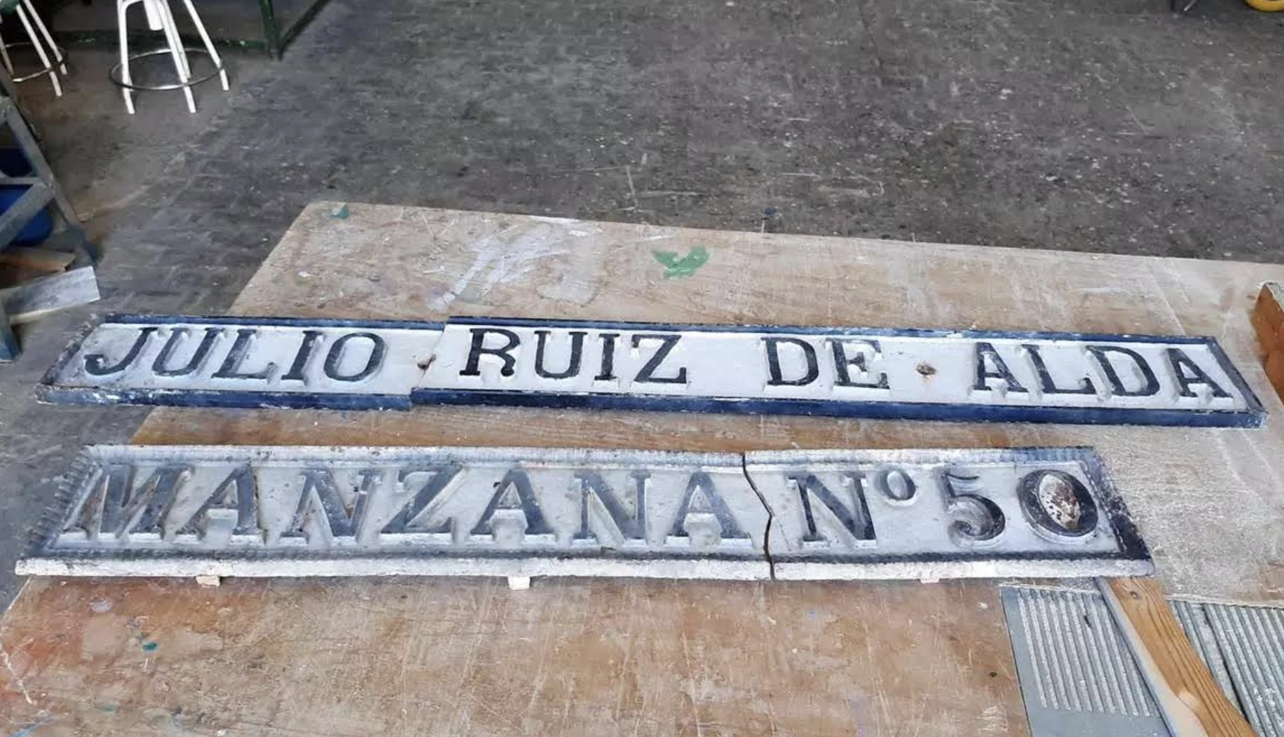 El rótulo recuperado por el Ayuntamiento de Jerez que no se instalará en las calles de la ciudad.