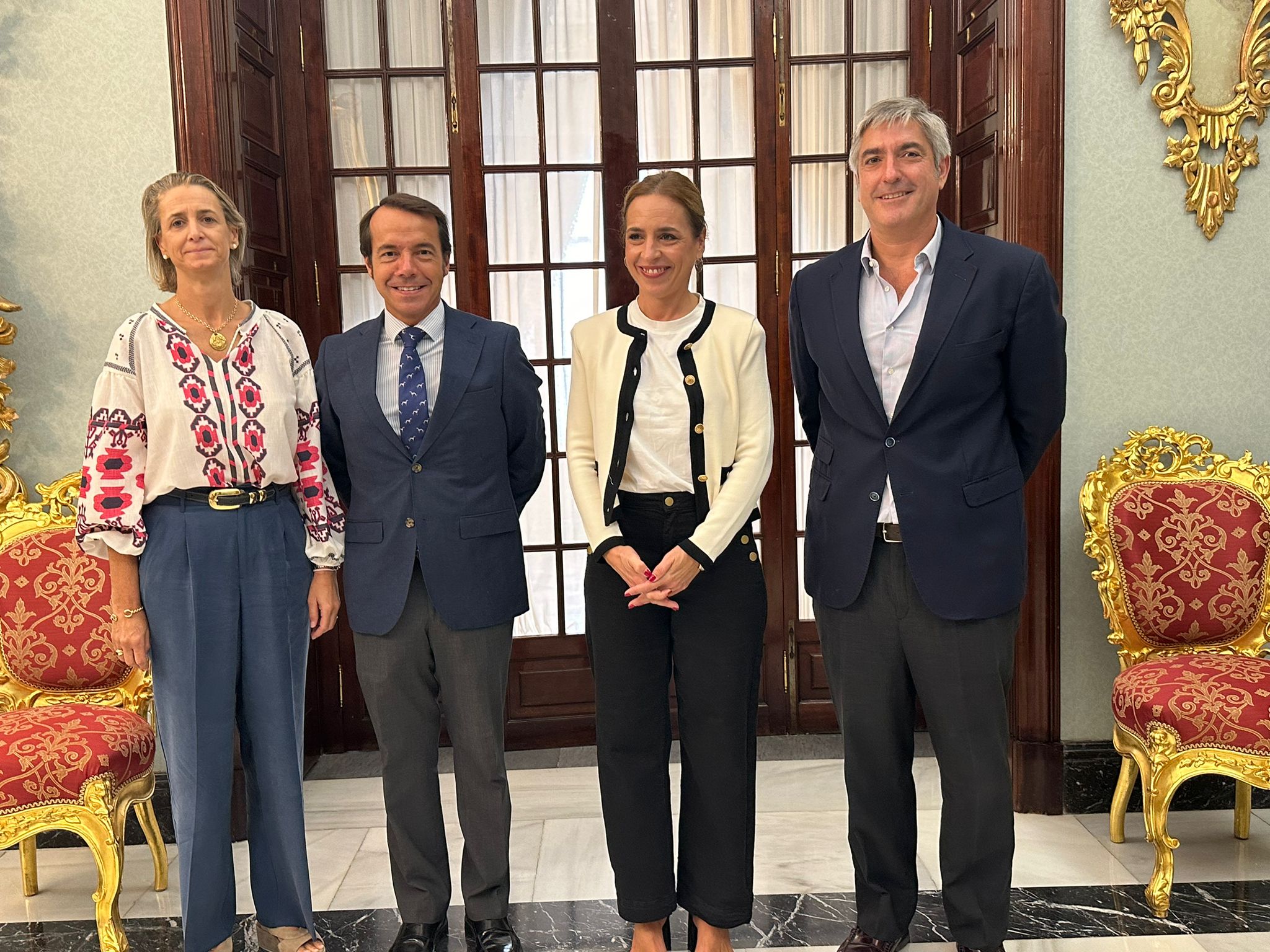 Almudena Martinez con los responsables de la Hermandad del Rocio de Jerez.