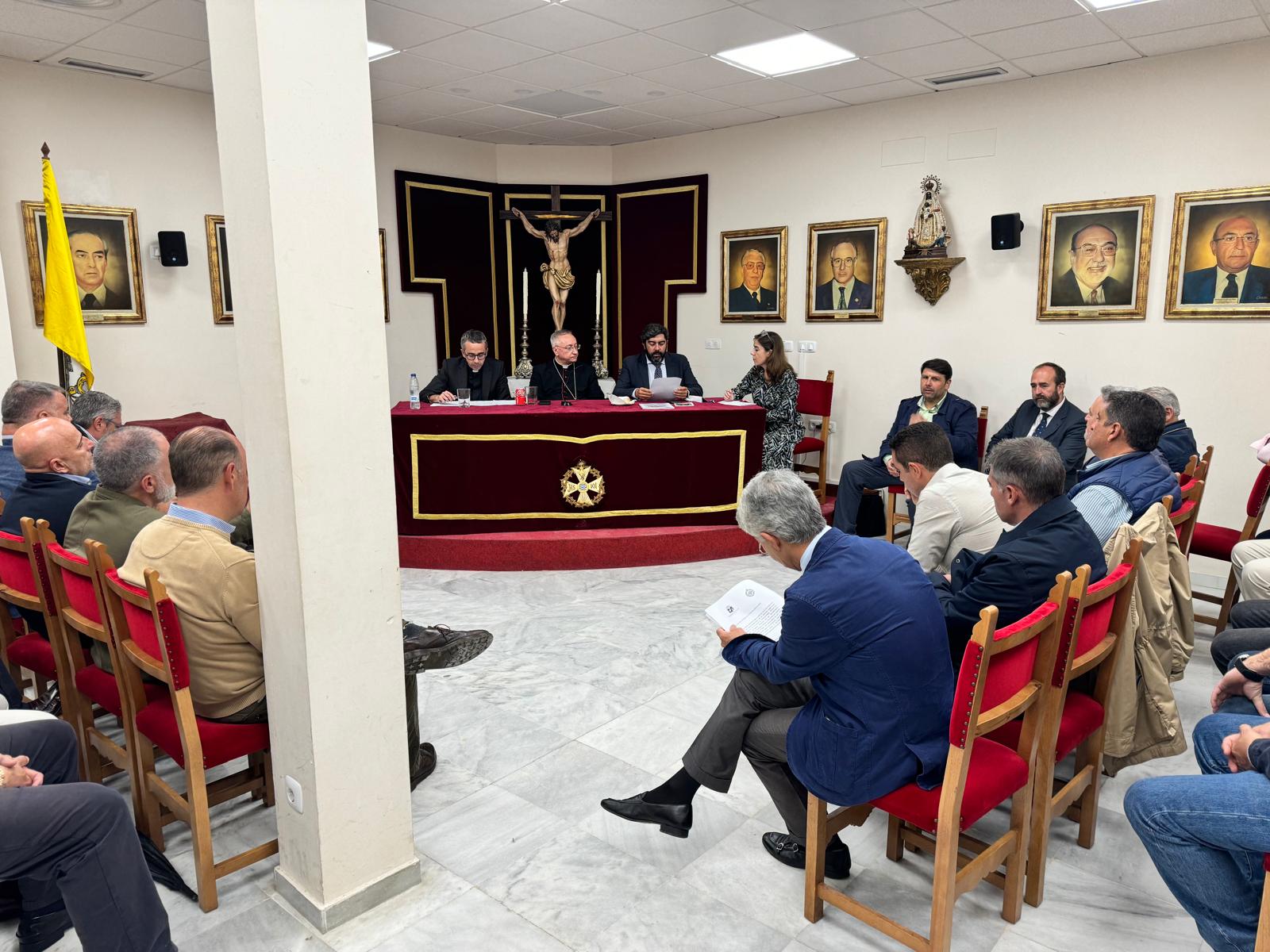 Imagen de la reunión de la Unión de Hermandades presidida por el obispo.