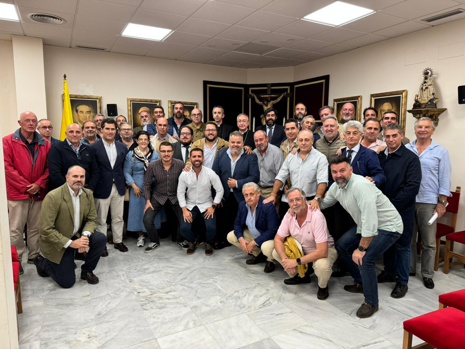 Esta foto de todos -hermanos mayores, Consejo y obispo- delata el "maravilloso ambiente"que tuvo la reunión. 