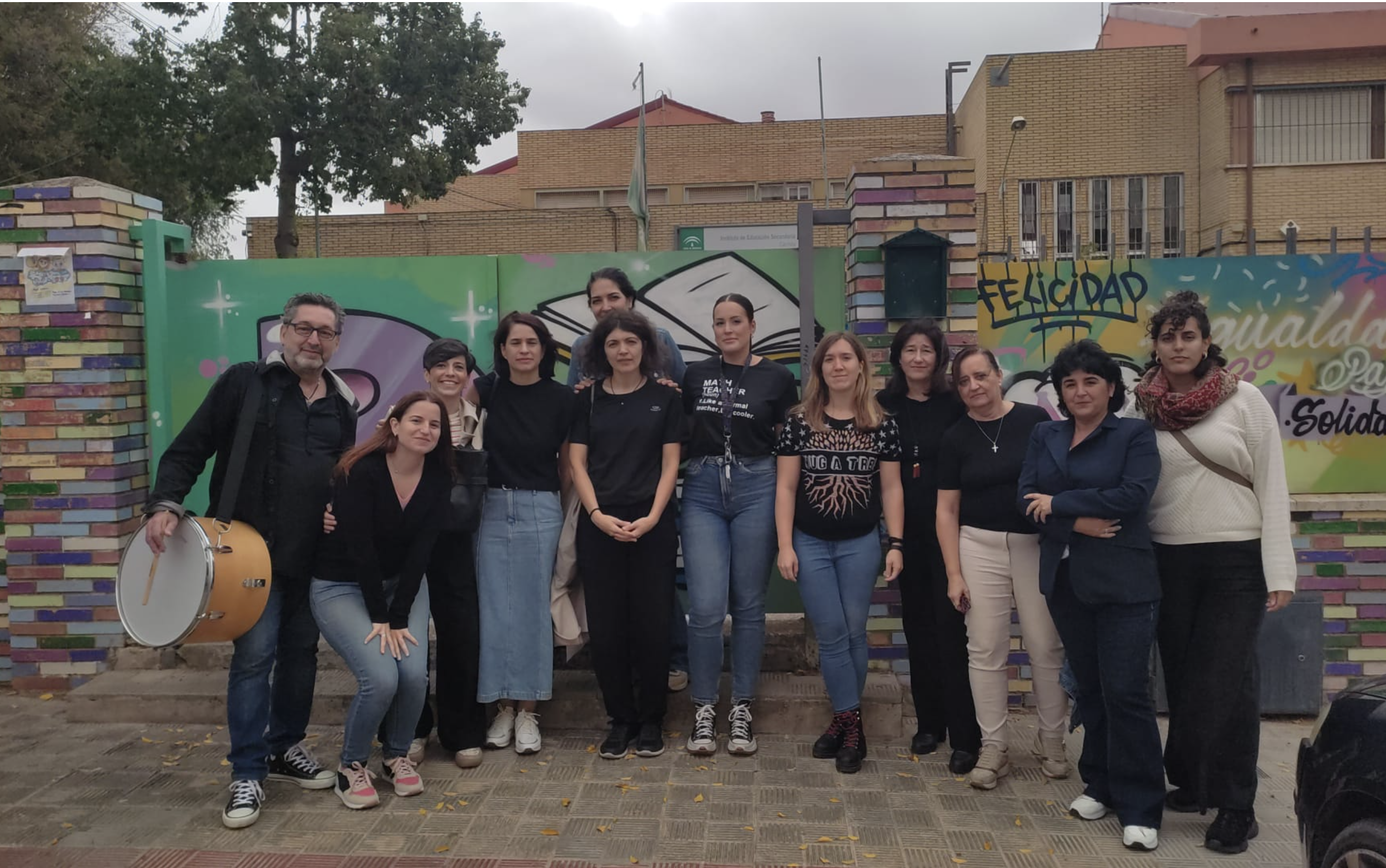 Profesores del IES Candelay de Dos Hermanas, de luto por el estado de la educación pública.