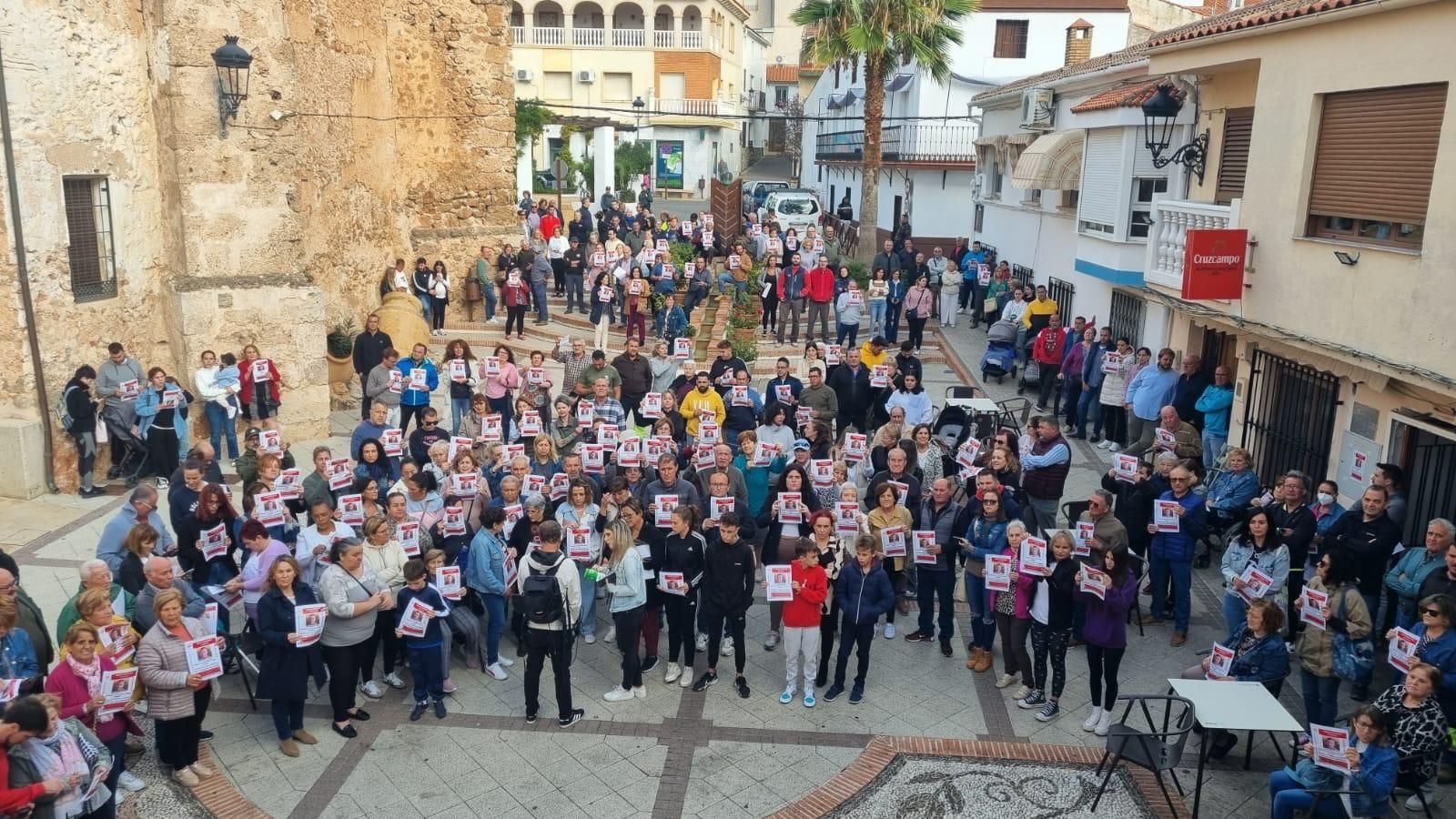 El Ayuntamiento publica esta foto de la concentración en apoyo a la búsqueda de José.