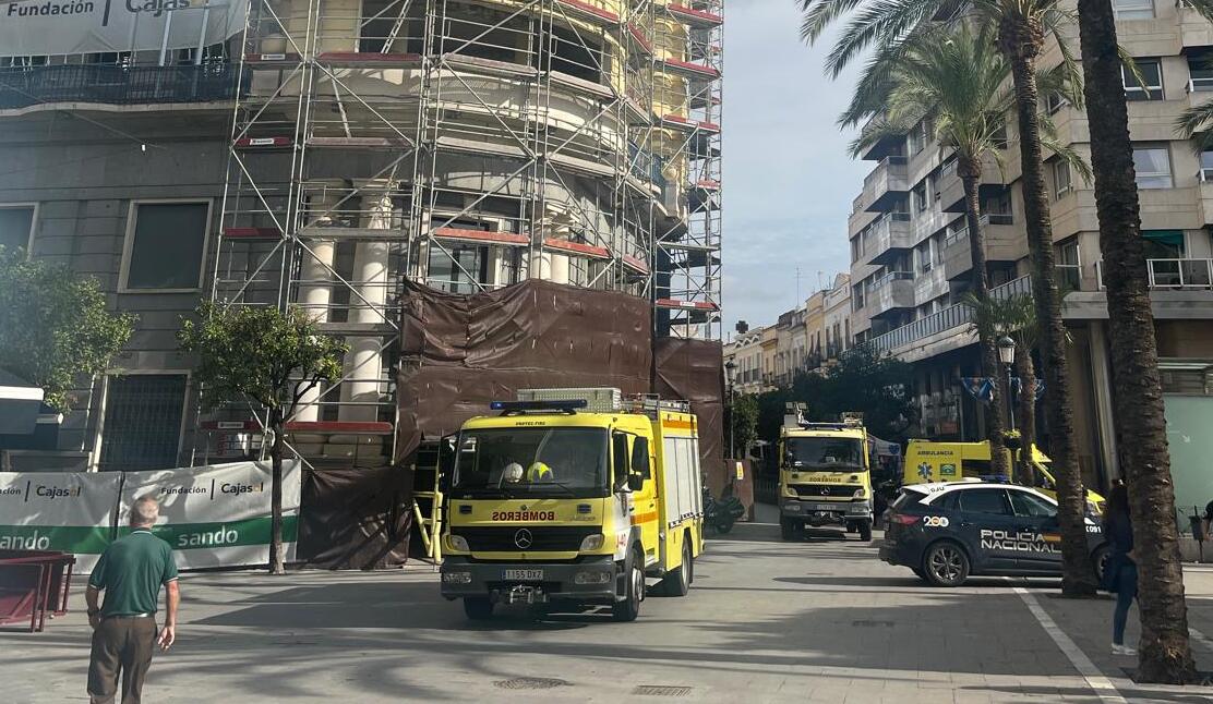 Bomberos, una ambulancia y la Policía Nacional en la Plaza del Arenal.