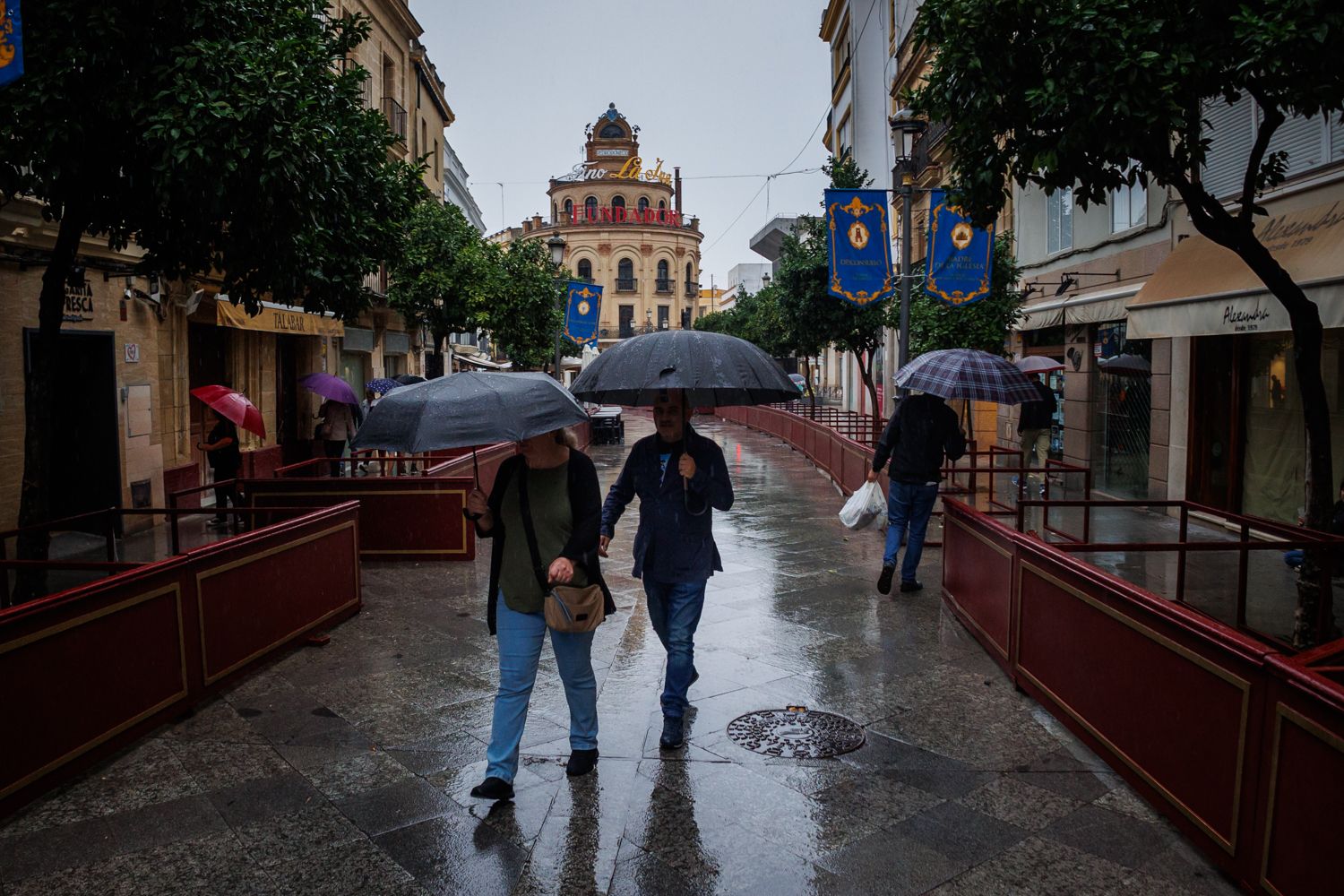 Lluvia en plena calle Larga de Jerez, con todo ya preparado para la Magna.