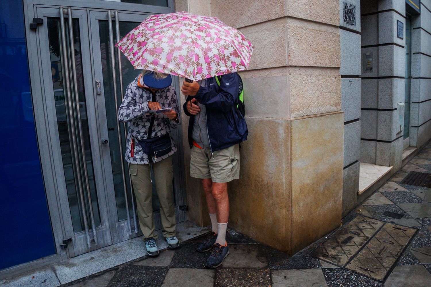 Dos personas, se refugian de las lluvias en Andalucía. 