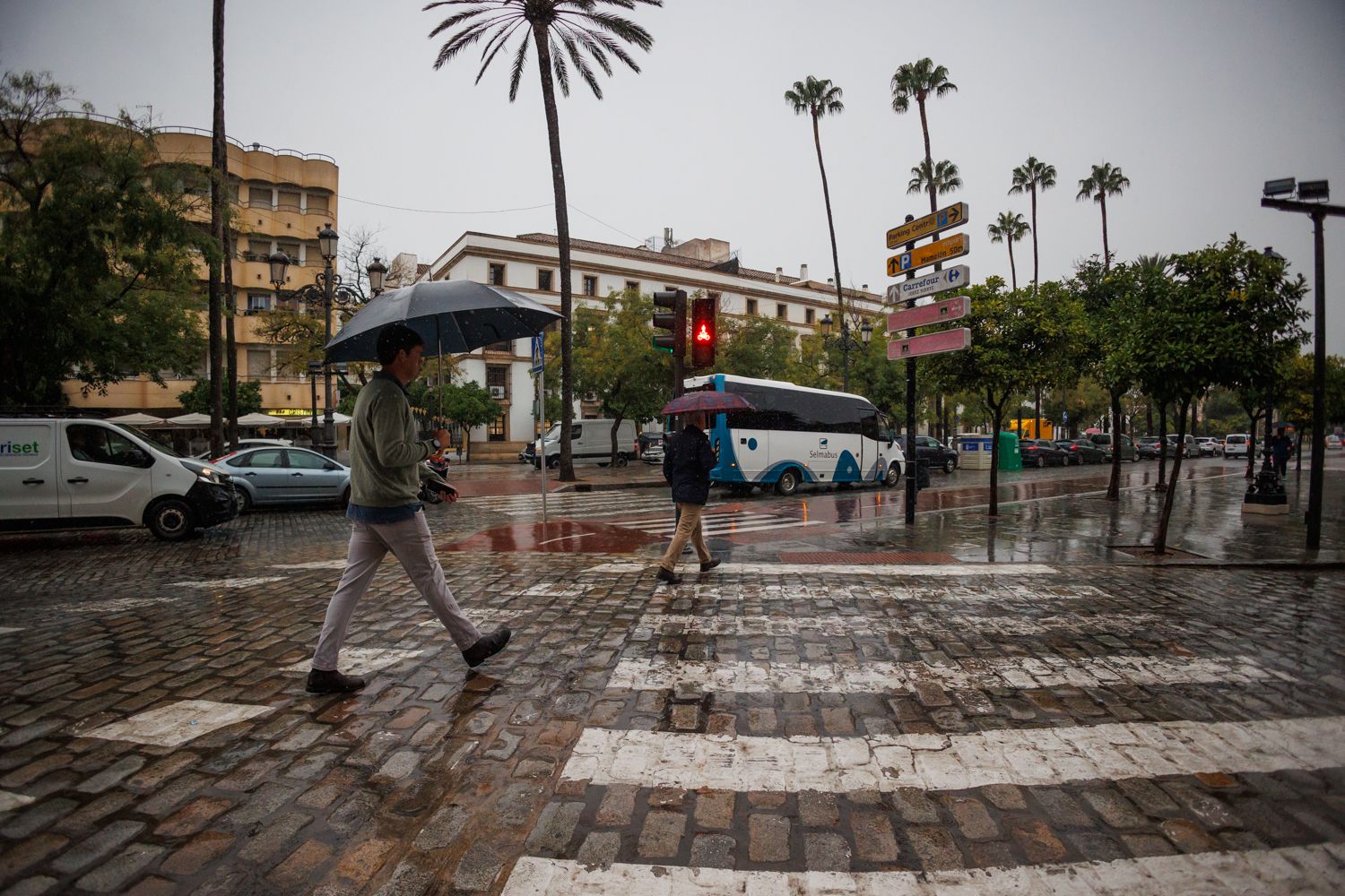 Los próximos días habrá que seguir echando mano del paraguas. Este martes, toda Andalucía está en aviso amarillo por lluvias y tormentas.