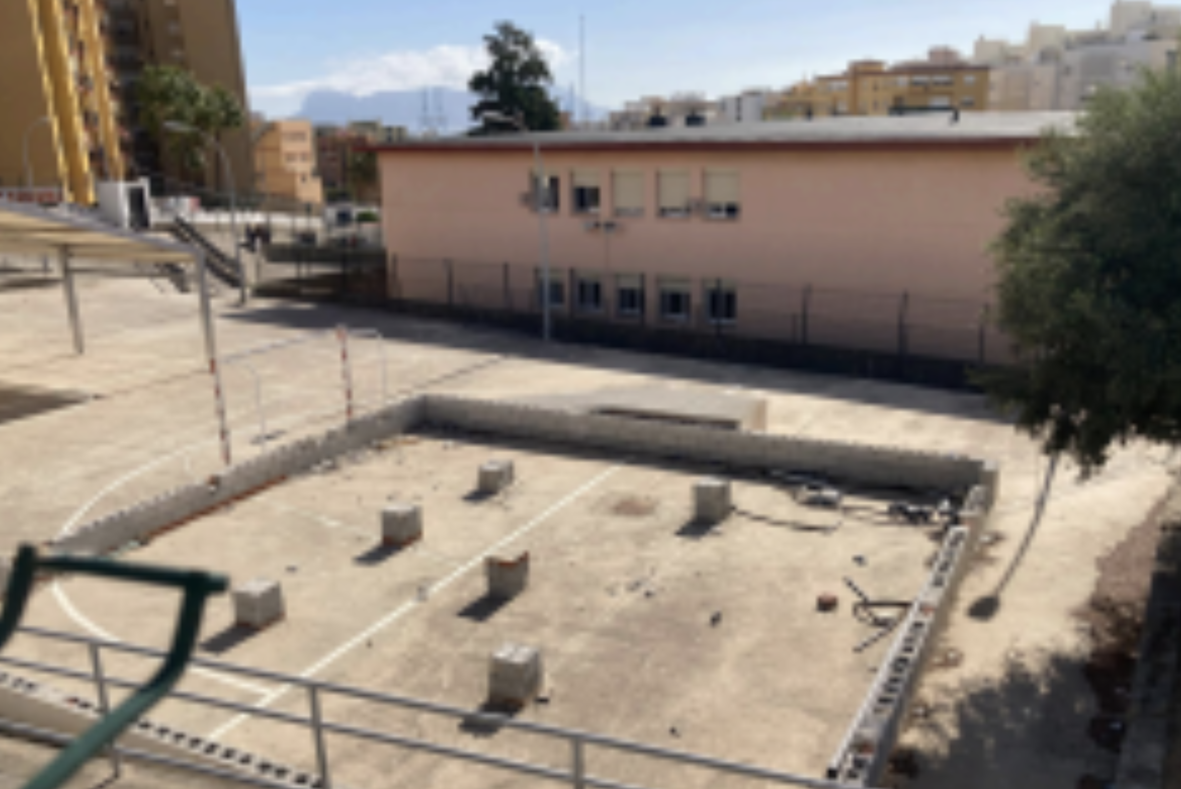 El patio, con escombros del aula prefabricada.