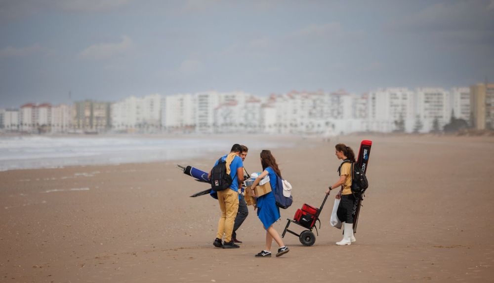 El equipo reparte varias cañas de pescar por el litoral.