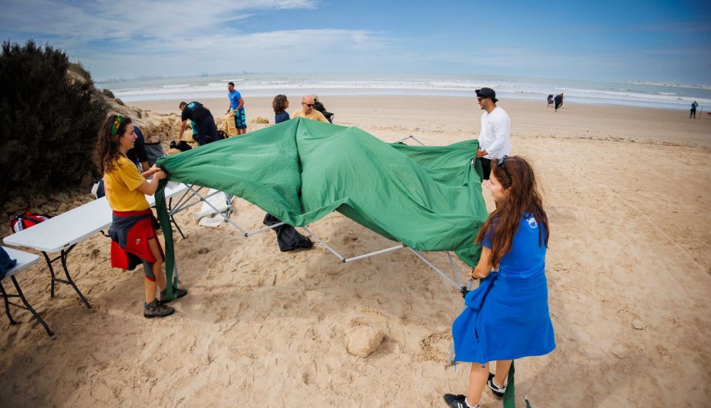 Montaje de la carpa en la playa de Levante, en Los Toruños.