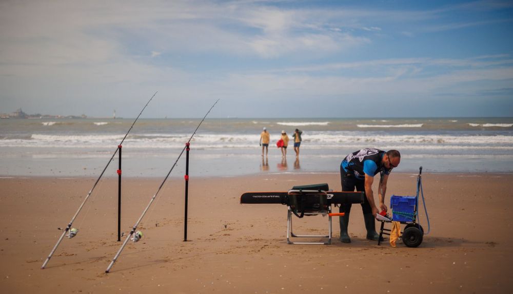 Los pescadores voluntarios están pendientes del mar.