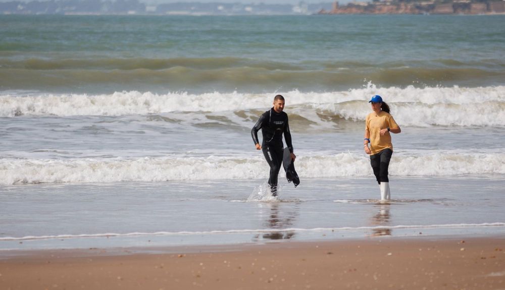 Un participante introduce el alimento en el mar.