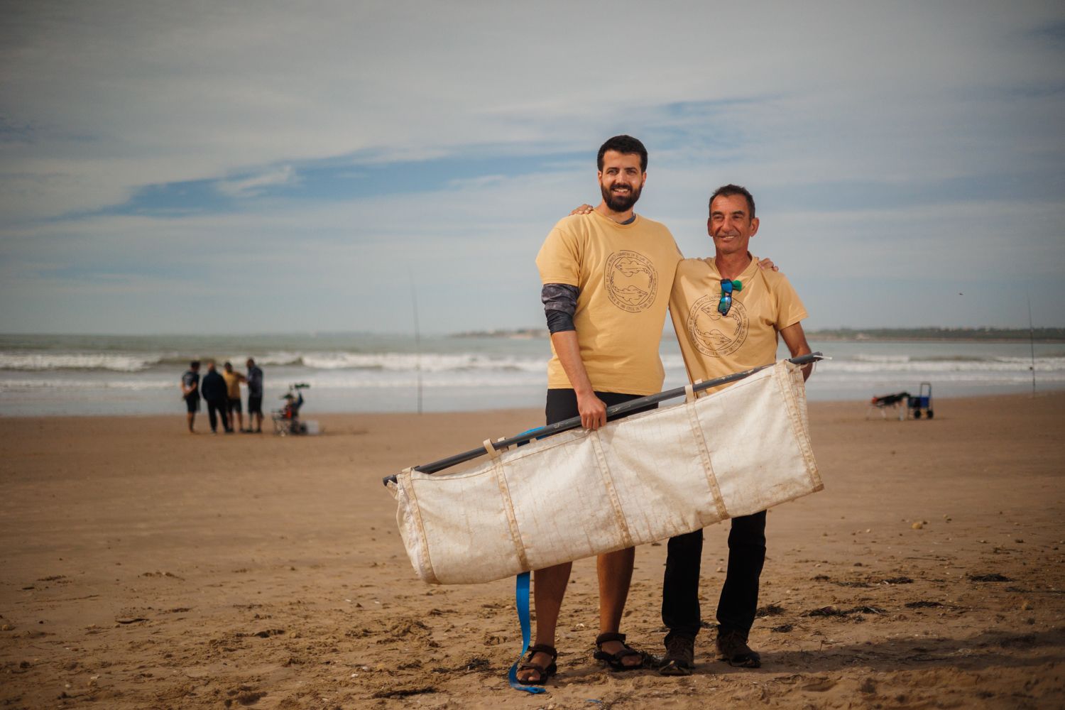 Ángel Benítez y Jaime Penadés, durante la sesión del marcaje del Proyecto Glaucostegus en la playa de Levante.