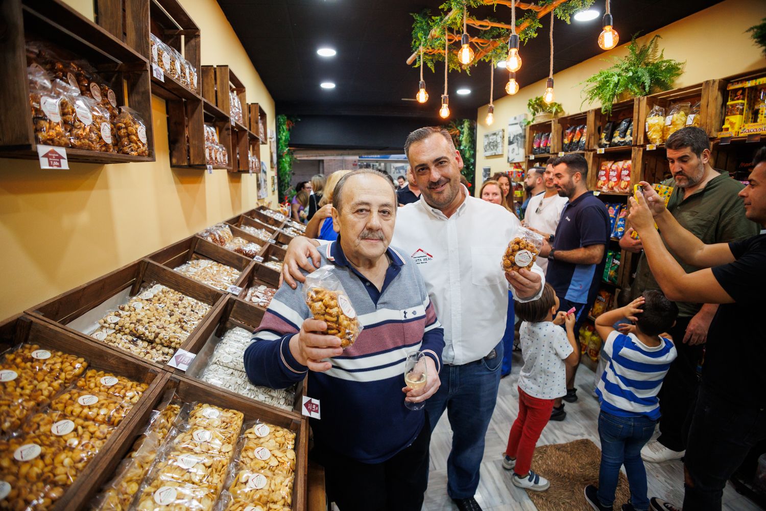 El quiosco de la Puerta Real: Carrascosa padre e hijo felices en la apertura de la nueva tienda. 