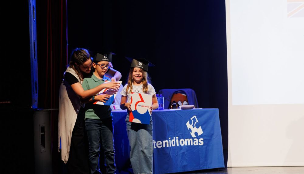 Las familias aplauden a los estudiantes que han aprendido en esta academia.