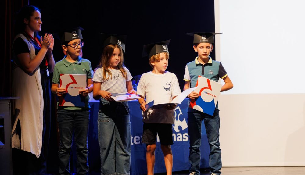 Los estudiantes suben al escenario a recoger sus certificados. 