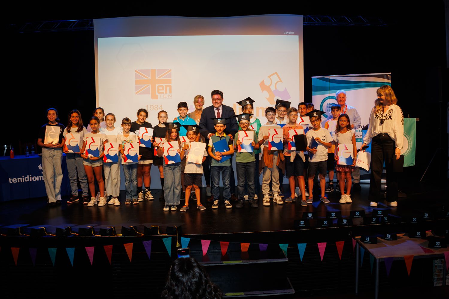 Entrega de diplomas a los estudiantes de la academia de inglés Tenidiomas en la Sala Pául de Jerez.