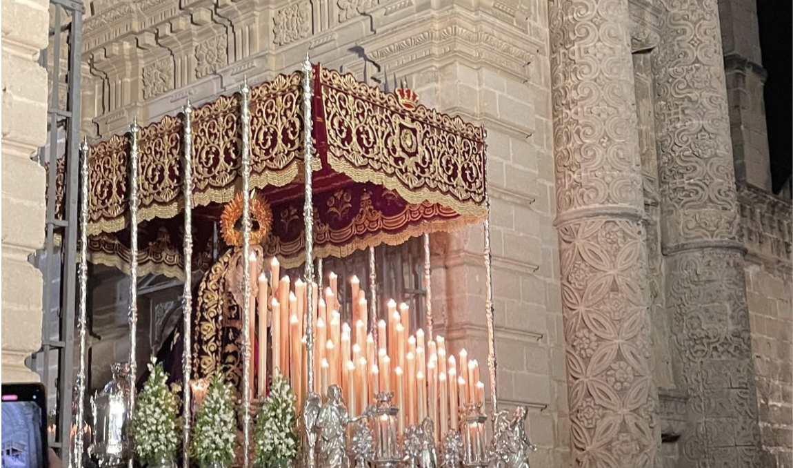 Ganas de Magna: la Virgen de la Angustia entrando anoche en San Miguel.