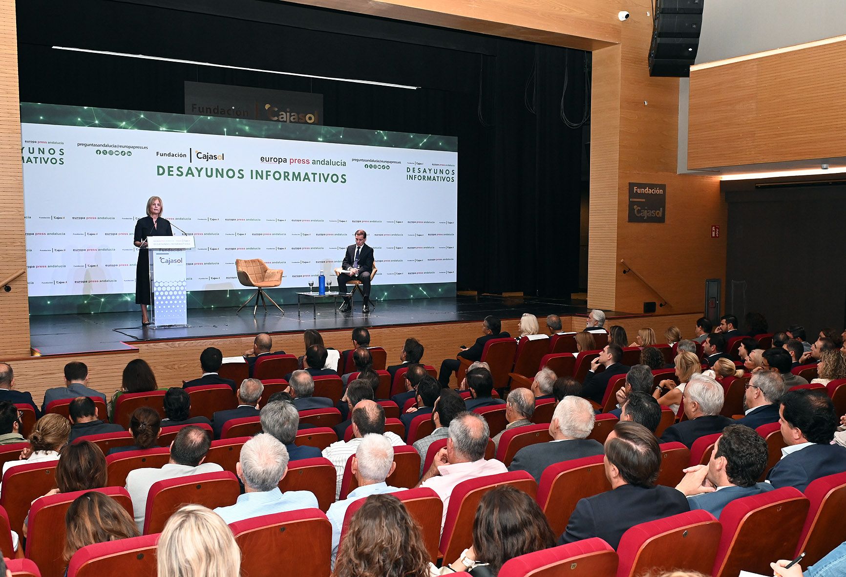 El Teatro Cajasol de Jerez ha acogido el Desayuno Informativo.