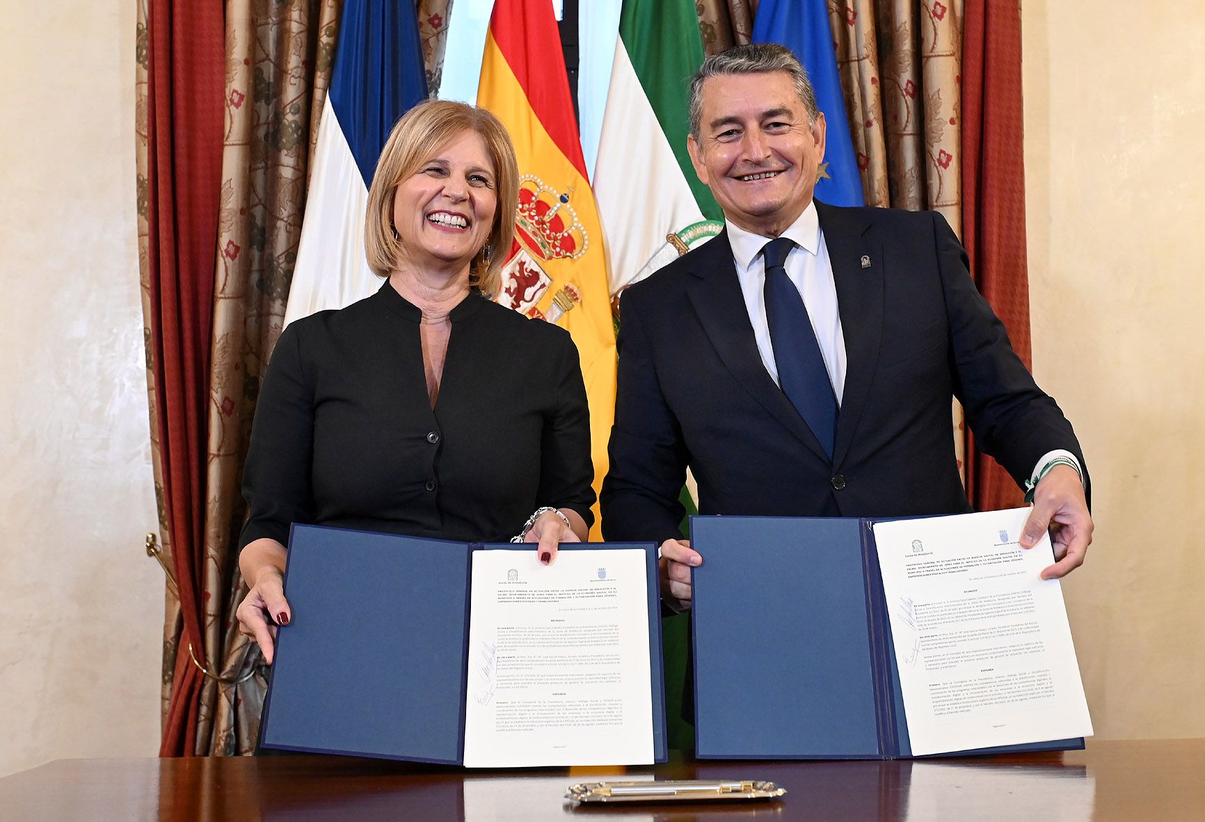 La alcaldesa de Jerez, María José García-Pelayo, con Antonio Sanz, en la firma del protocolo.