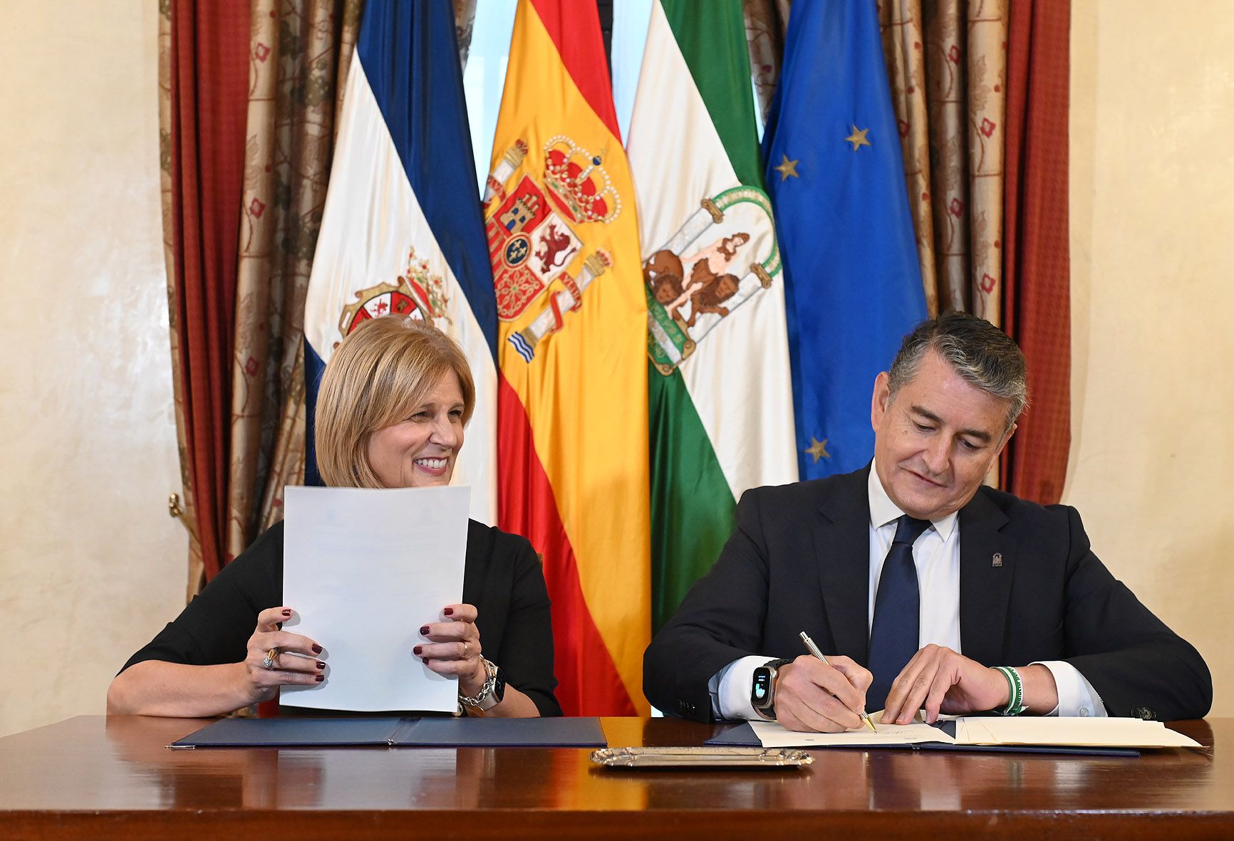 Antonio Sanz en la firma del Convenio de Economía Digital.