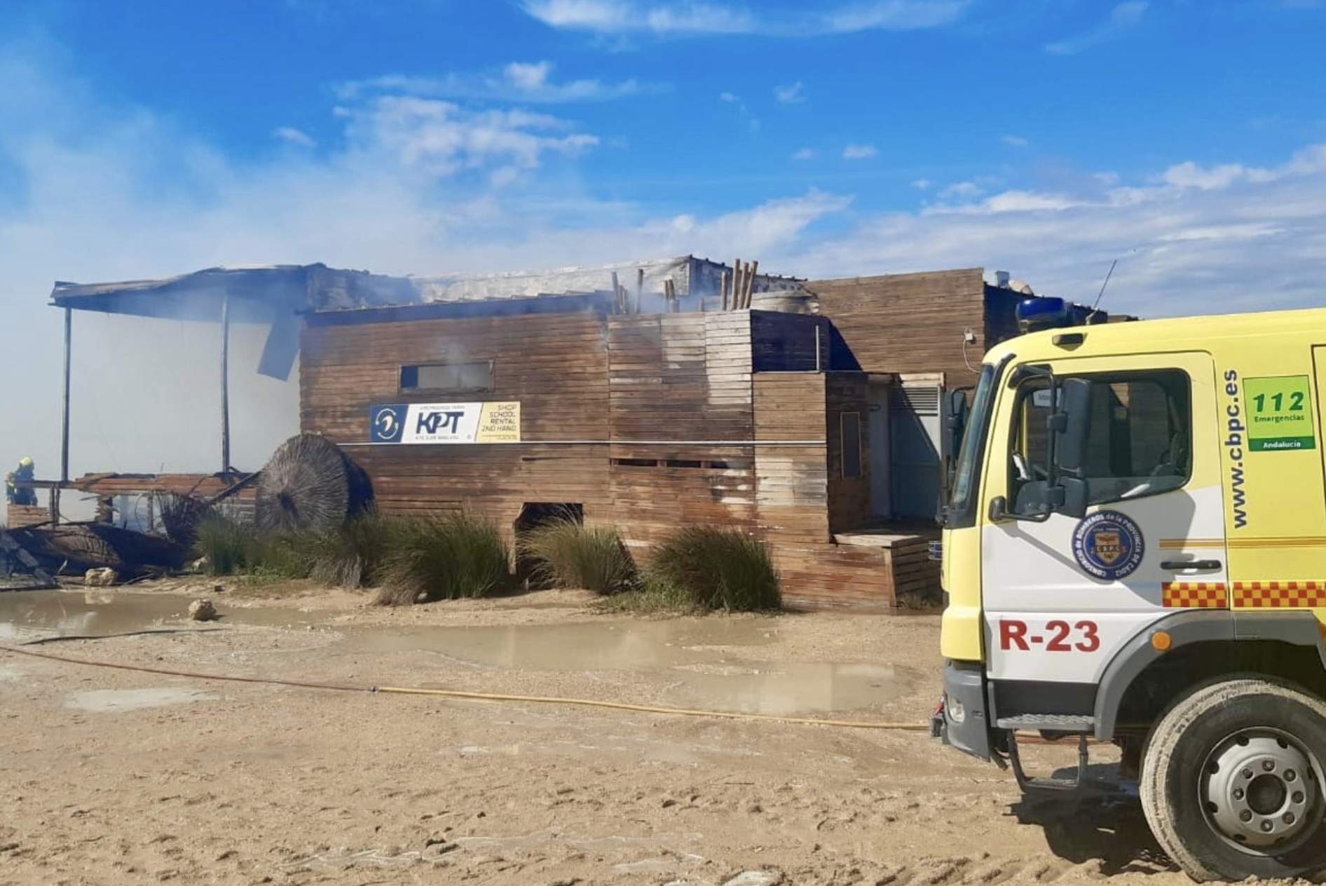 Incendio en el chiringuito Gaya de la playa de Los Lances en Tarifa. 