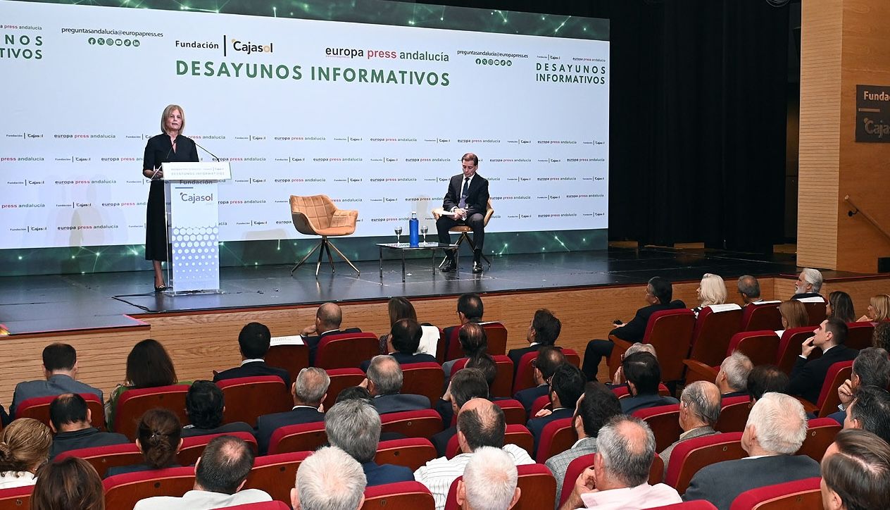 La alcaldesa de Jerez, María José García Pelayo, durante el desayuno informativo.