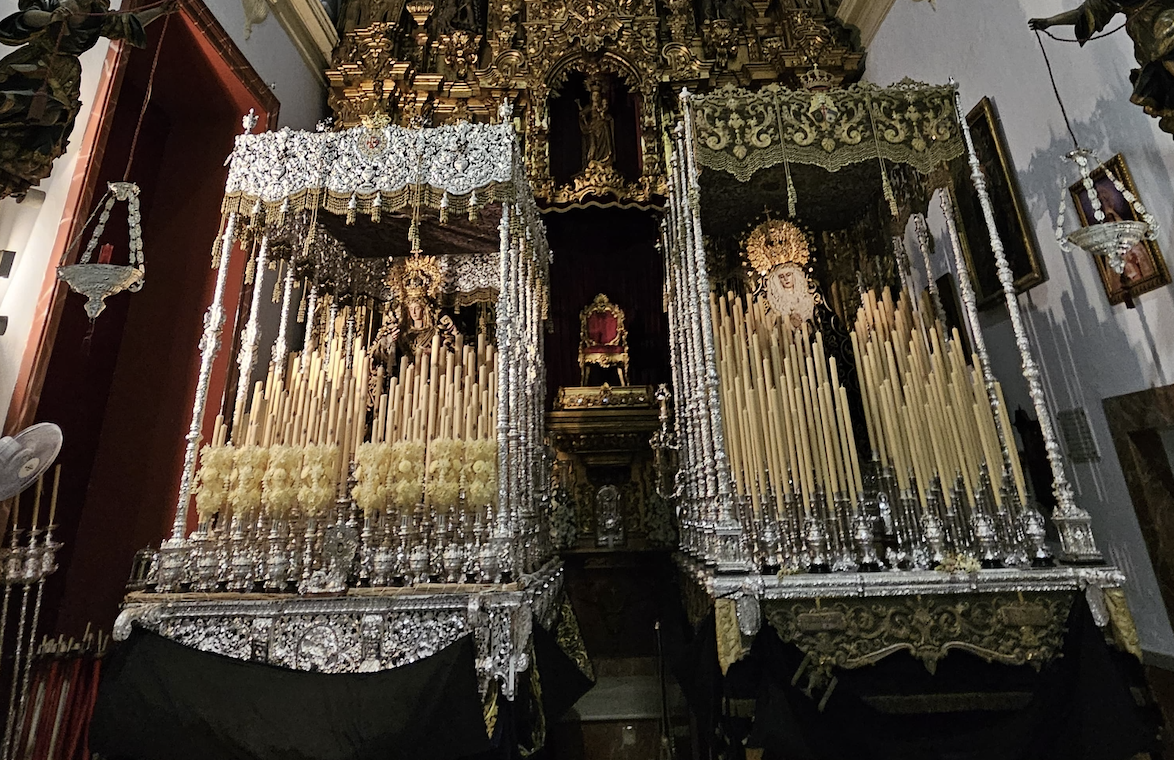  Los soberbios palio de La Paz y Concordia y de La Soledad, en la iglesia de la Victoria.