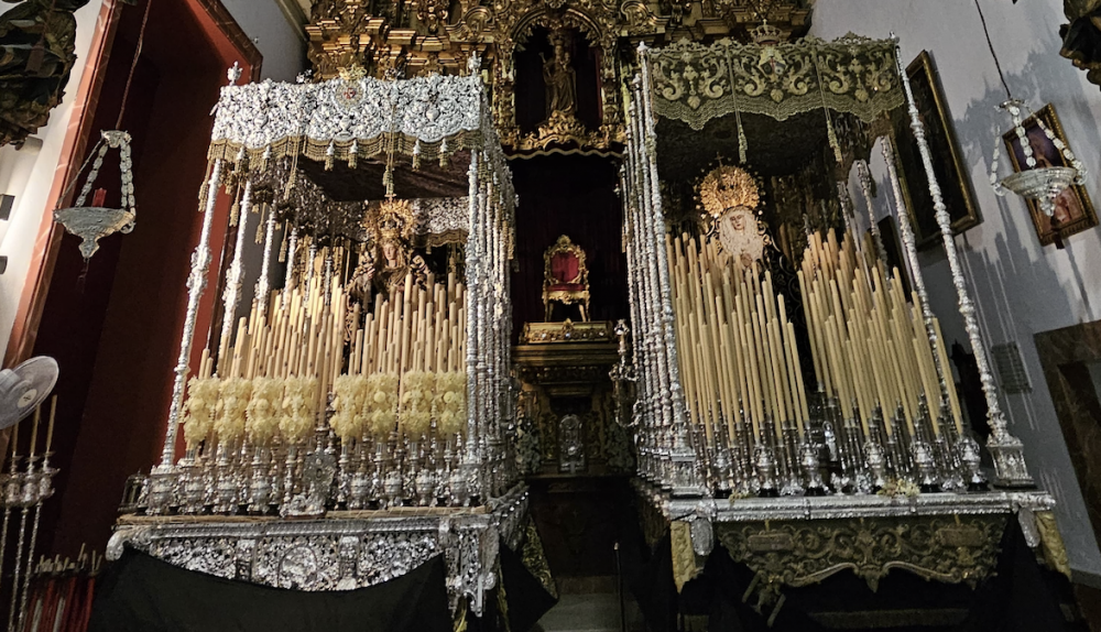  Los soberbios palio de La Paz y Concordia y de La Soledad, en la iglesia de la Victoria.